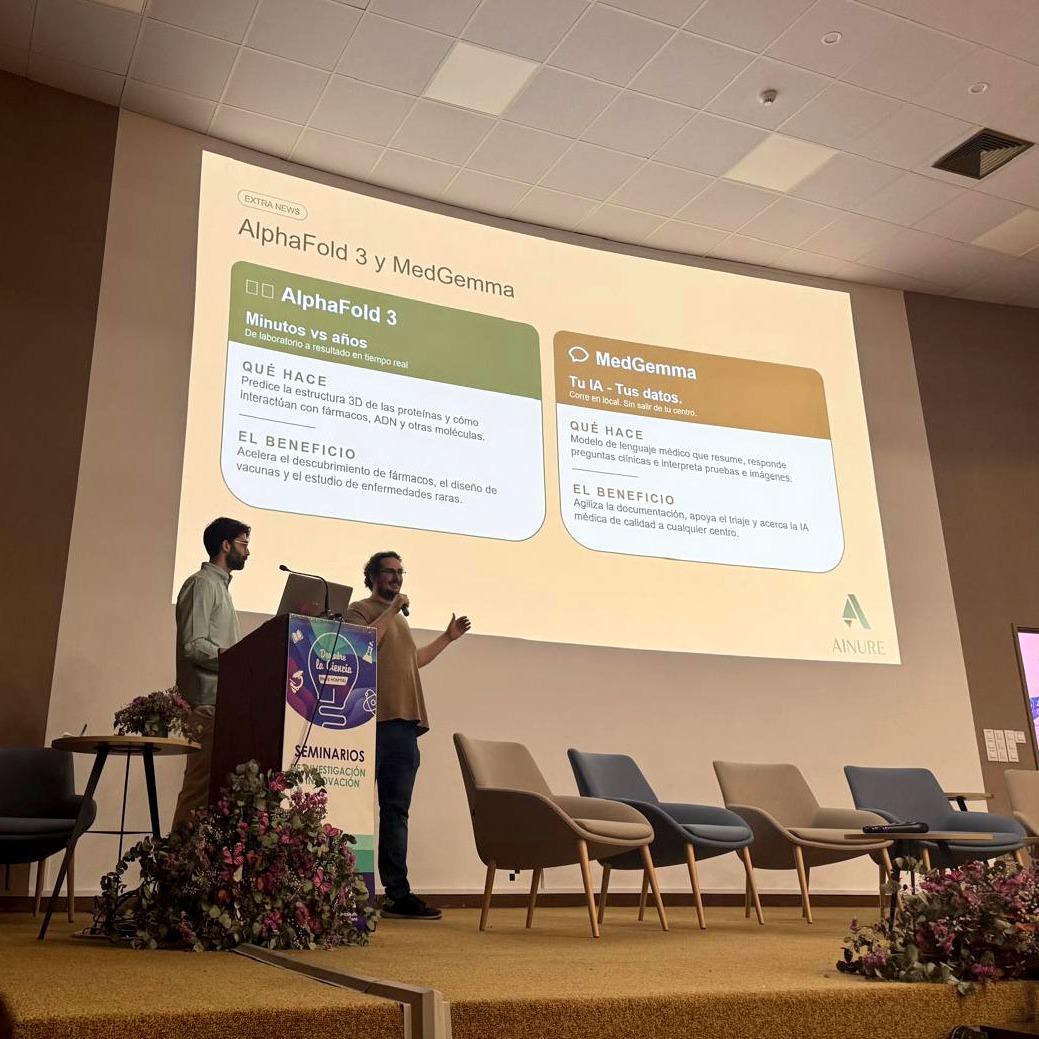 Impartiendo la charla de IA en el aula magna, ante el público